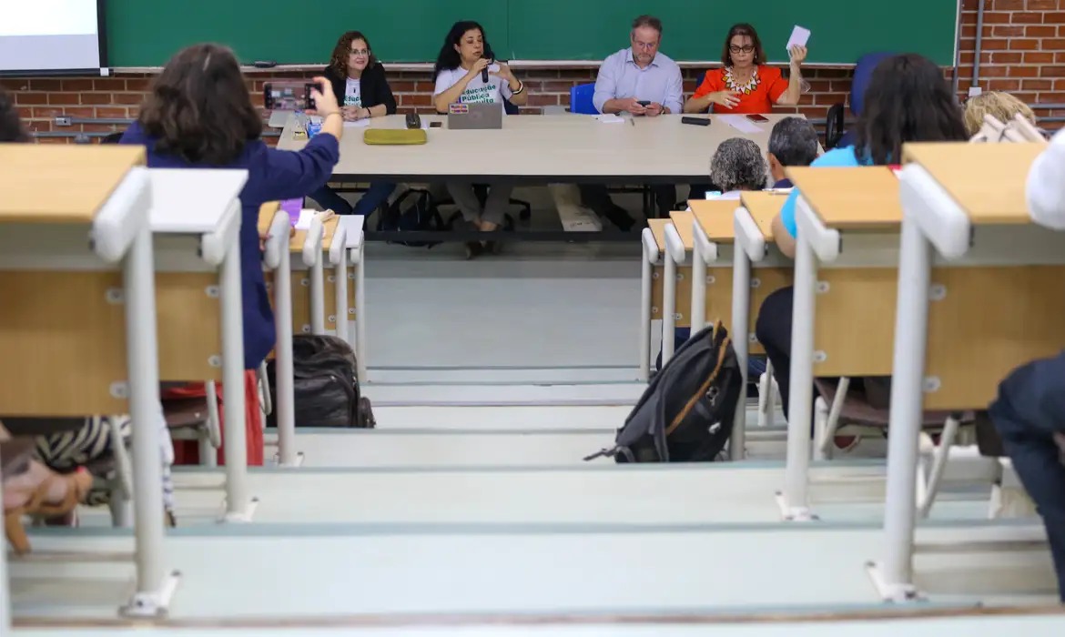 Fim da greve: professores e técnicos universitários assinam acordo