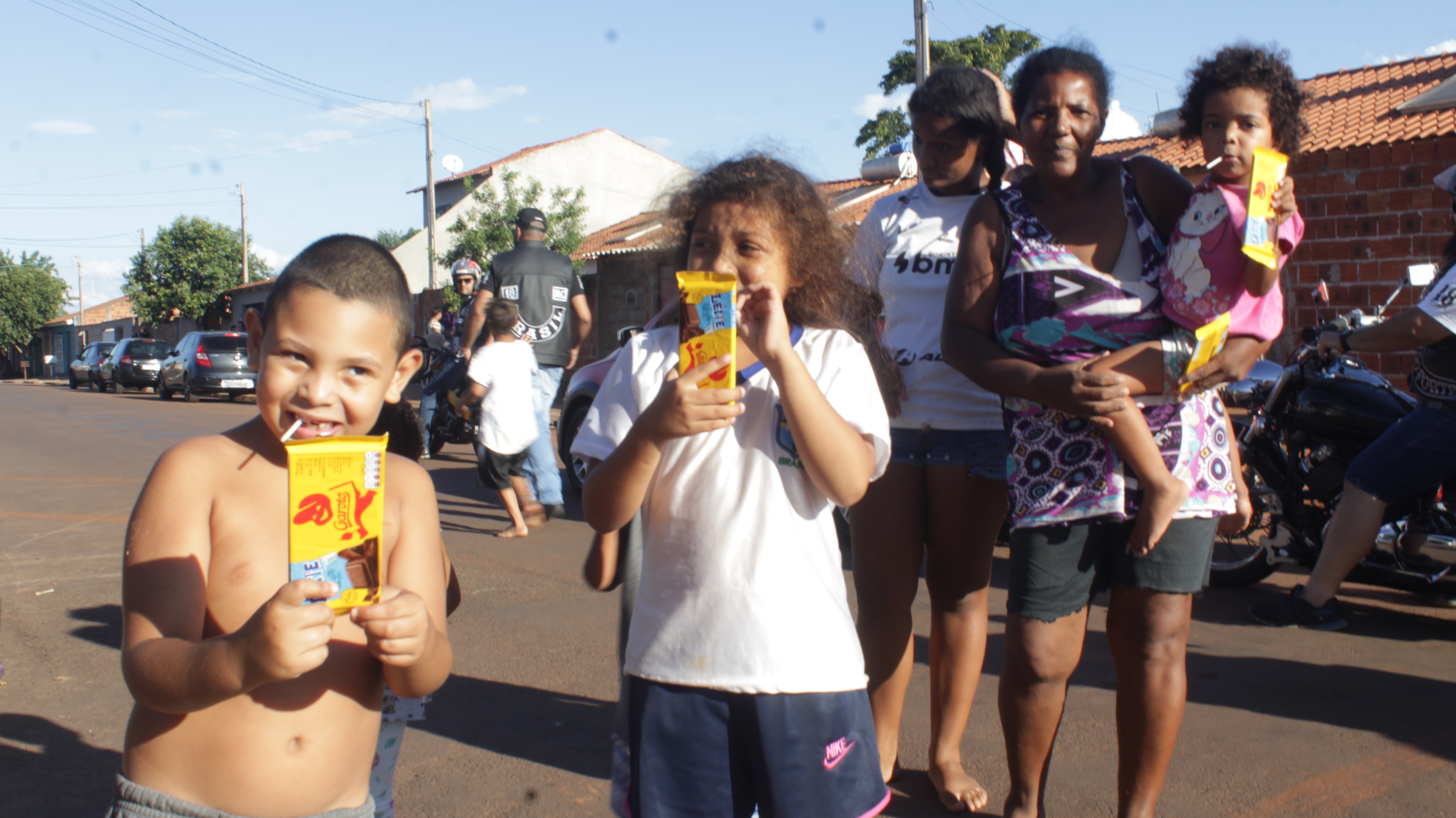 Insanos Moto Clube distribui sorrisos pela cidade no domingo de Páscoa