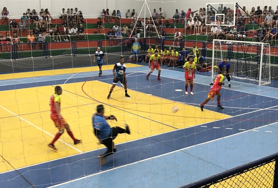 Estreia do Futsal de Férias tem atual campeão perdendo e jogo de golaços