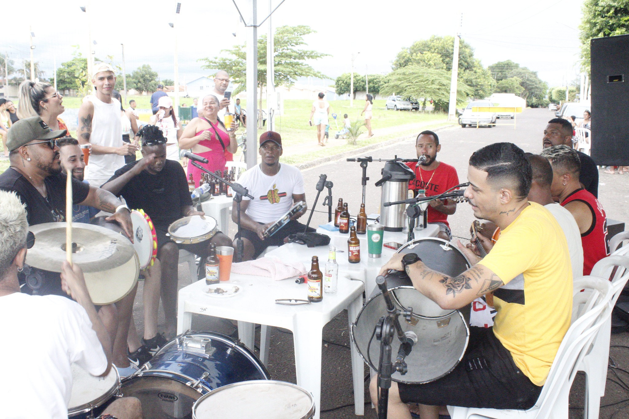 Festa na rua marca 1 ano da D. Pio Barbearia