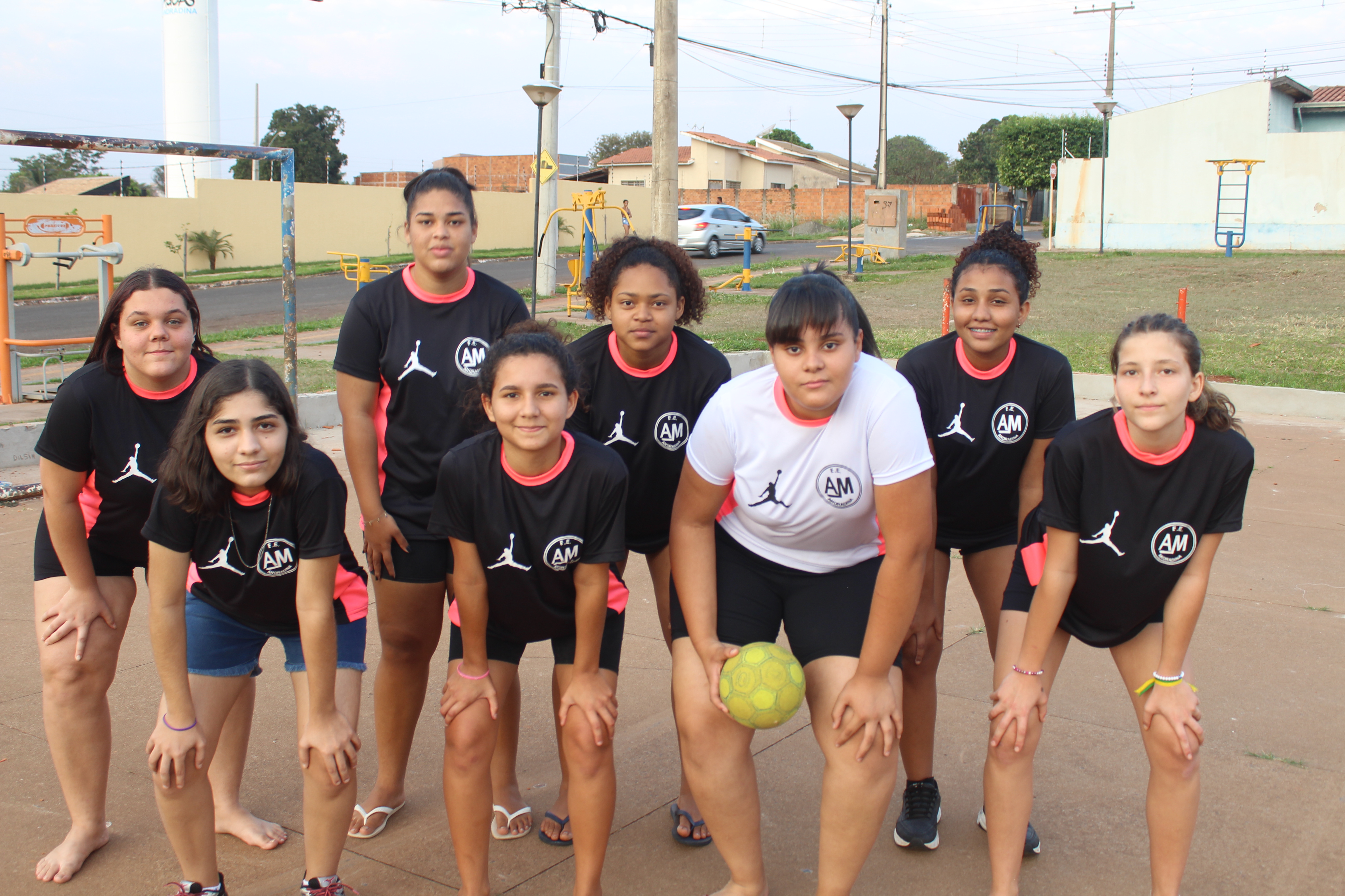 Time de handebol reclama das condições da quadra e secretario responde