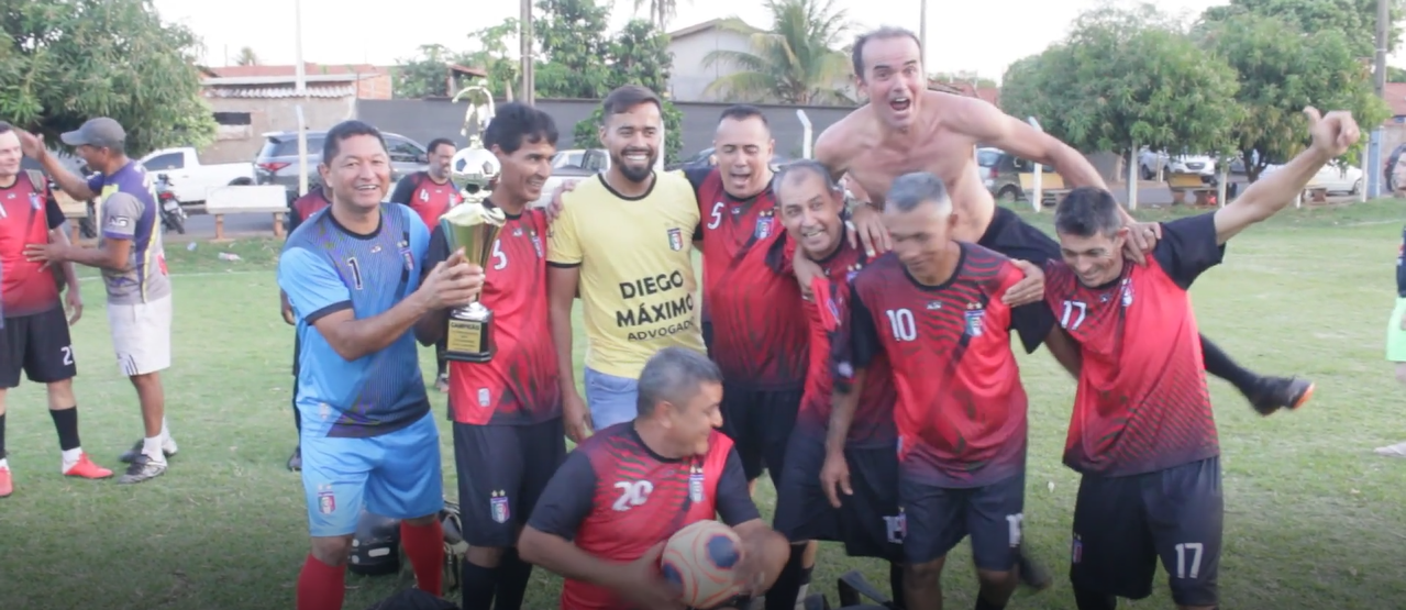 Jogadores do Santo Antônio comemoram título ao vencer a grande final