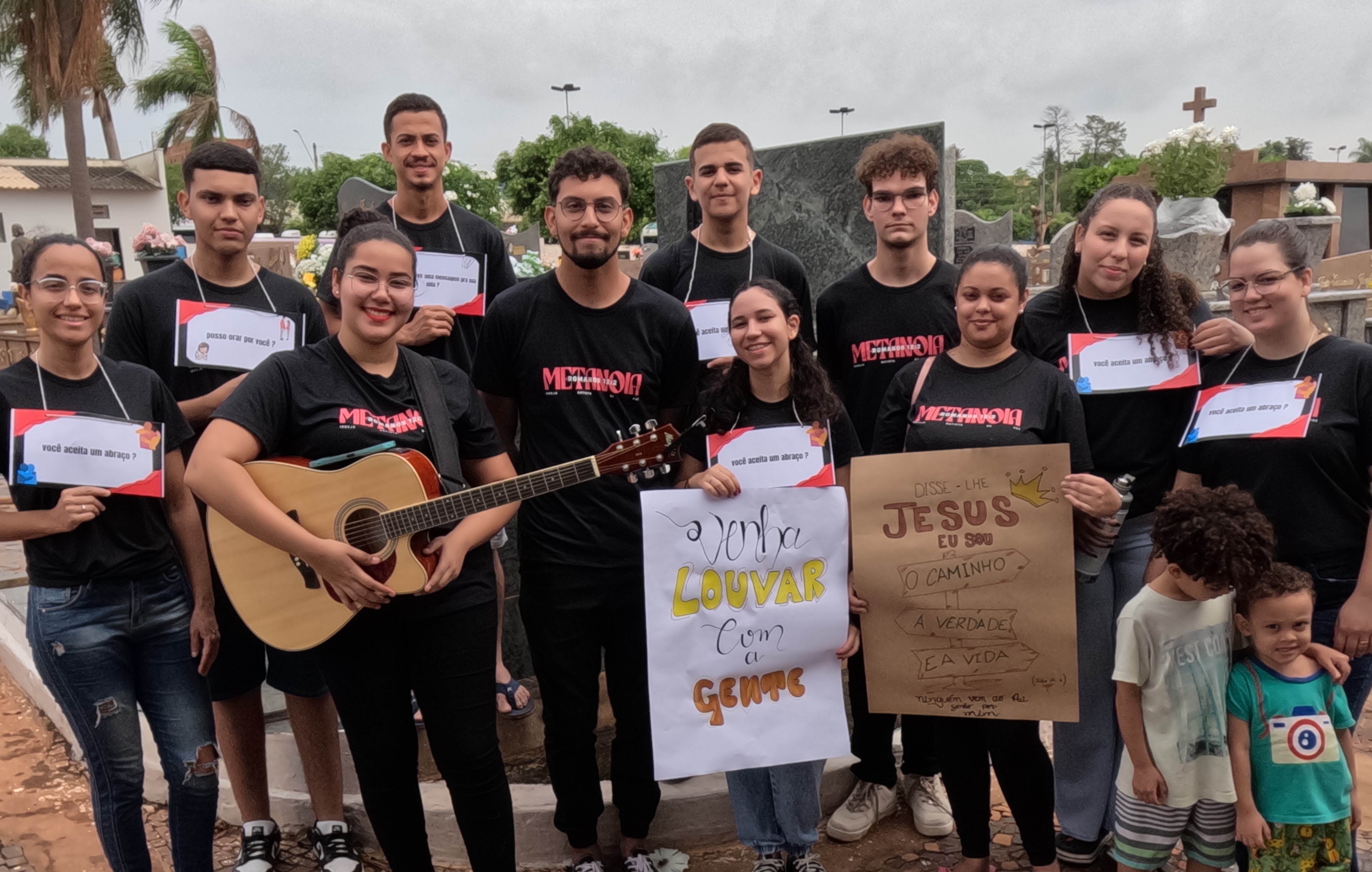 Evangélicos manifestaram sua fé neste dia 2 de novembro no cemitério de Andradina