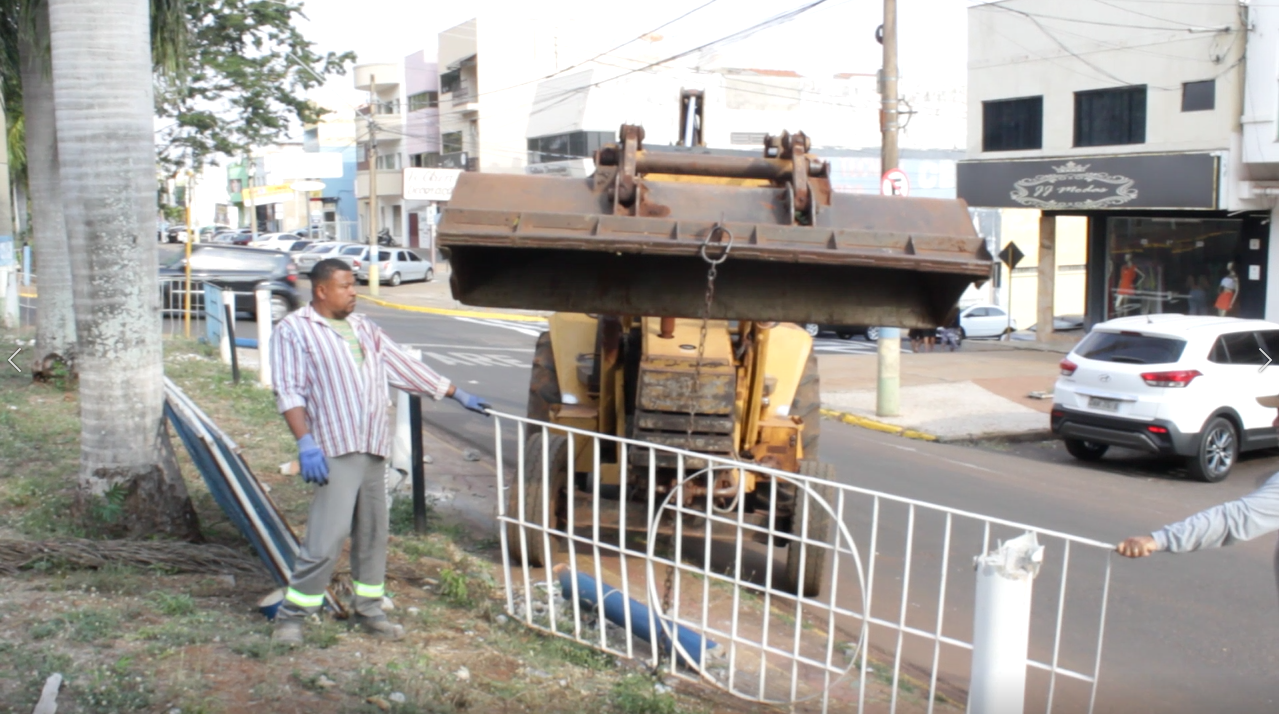 Prefeitura está construindo estacionamento na Manoel Teixeira de Freitas