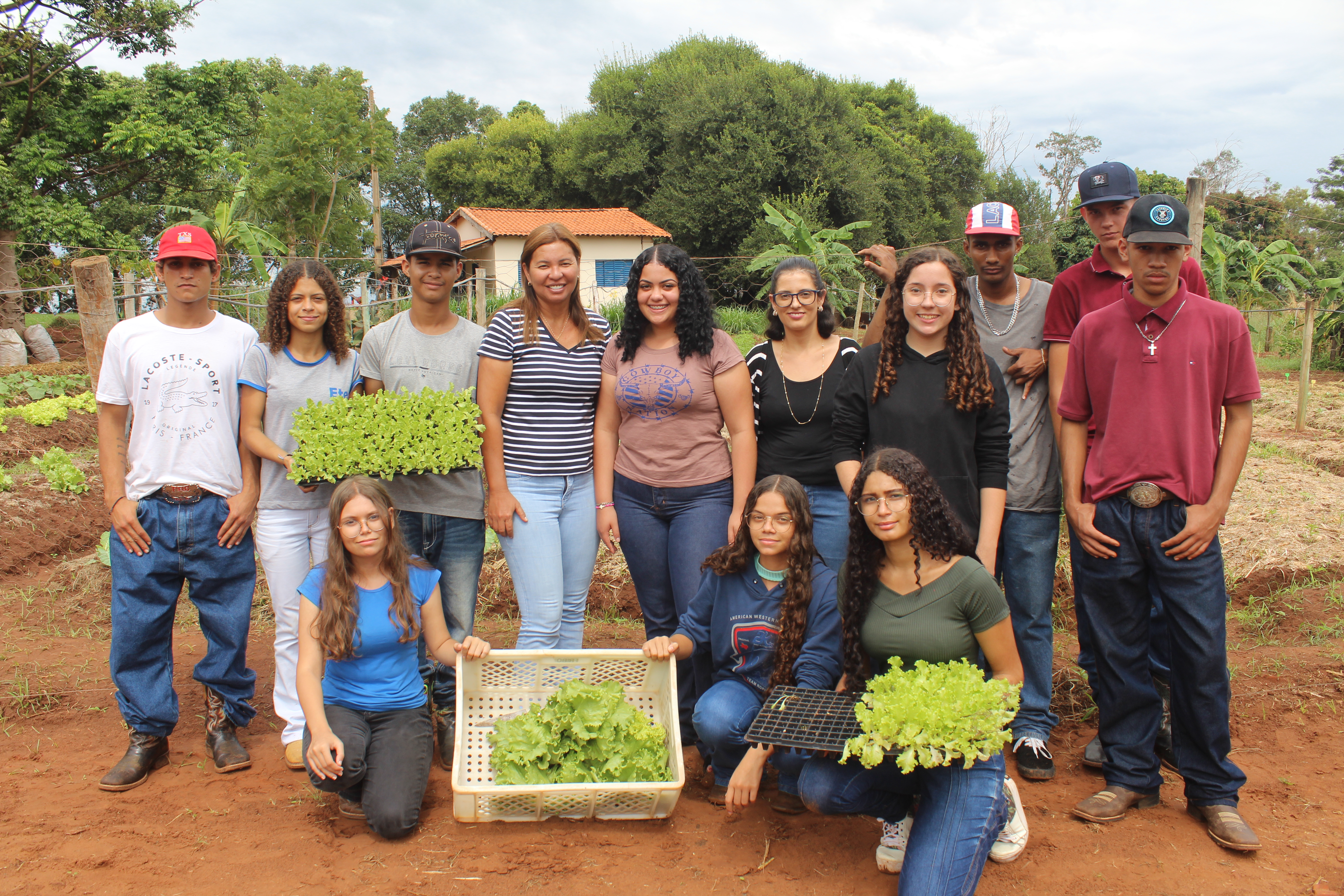 Curso da ETEC ensina alunos a produzir uma horta totalmente orgânica