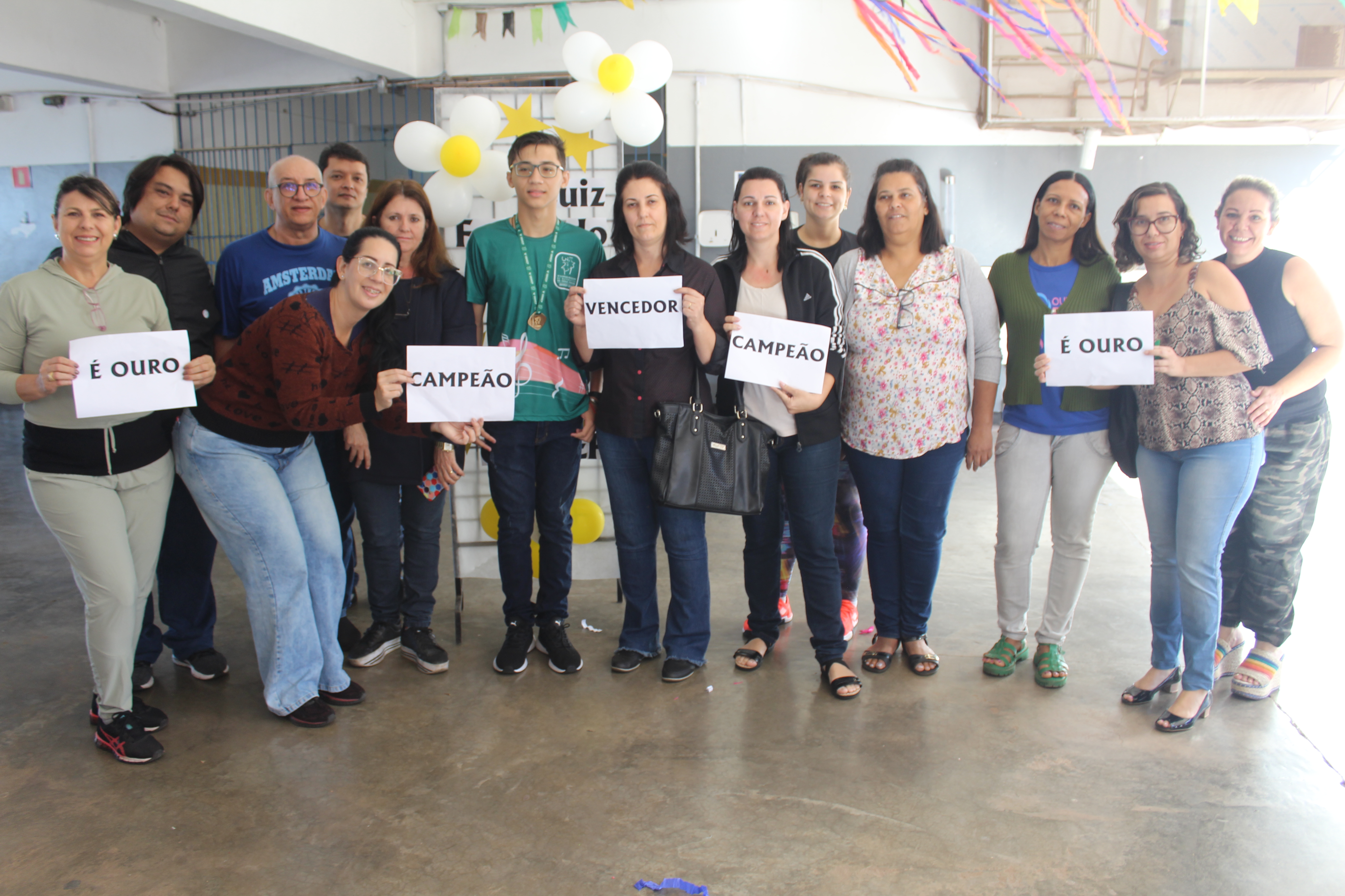 Luiz Fernando recebe medalha de Ouro e escola Alice Marques faz festa na sua chegada