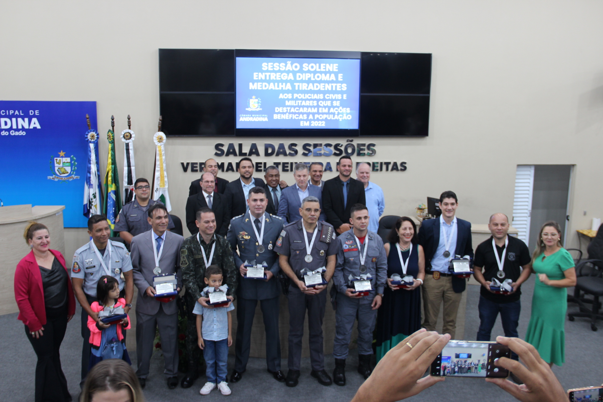 Policiais militares e civis são homenageados com medalha de Tiradentes pela Câmara Municipal de Andradina