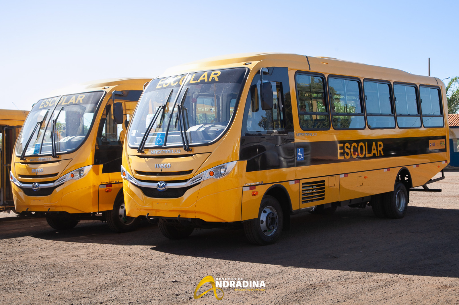 Governo de Andradina adquire dois ônibus com recursos próprios