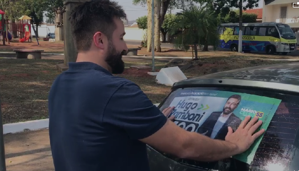 ​Hugo Zamboni inicia campanha para vereador com adesivaço de carros na praça do Tiro de Guerra