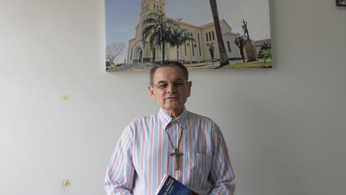 Padre Sebastião convida a todos para a celebração de bênção do cruzeiro, que marca a fundação de Andradina