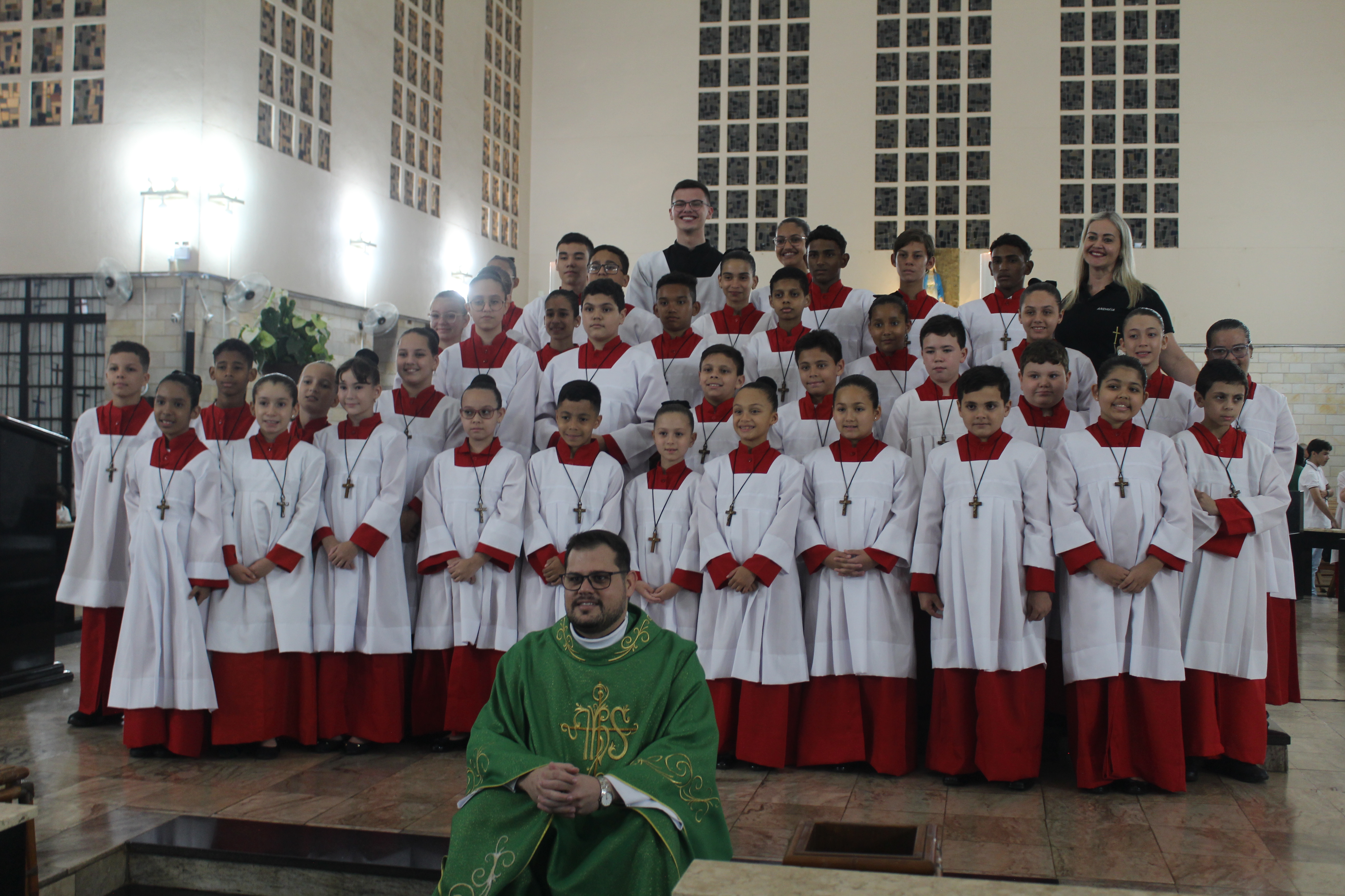 Paróquia Nossa Senhora das Graças realiza missa de Investidura de 38 novos coroinhas