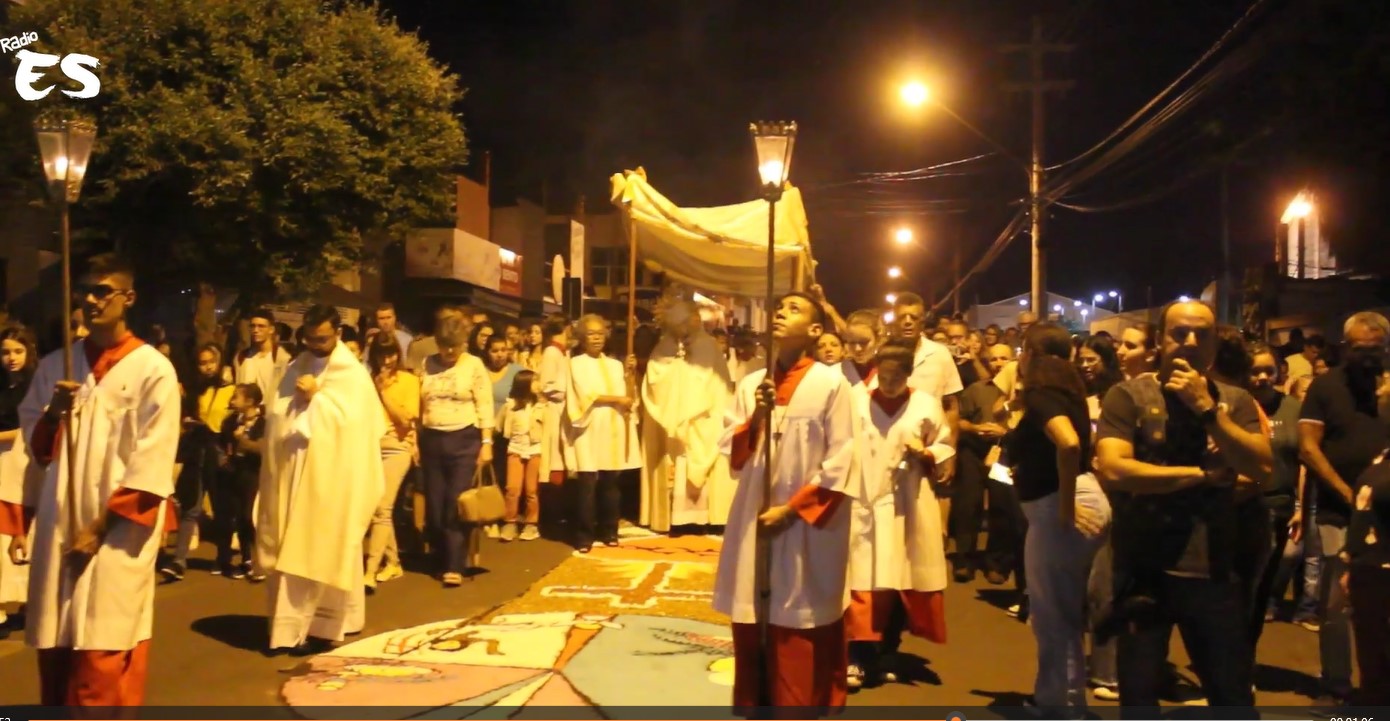 Celebração de Corpus Christi leva centenas de fiéis pelas ruas da cidade