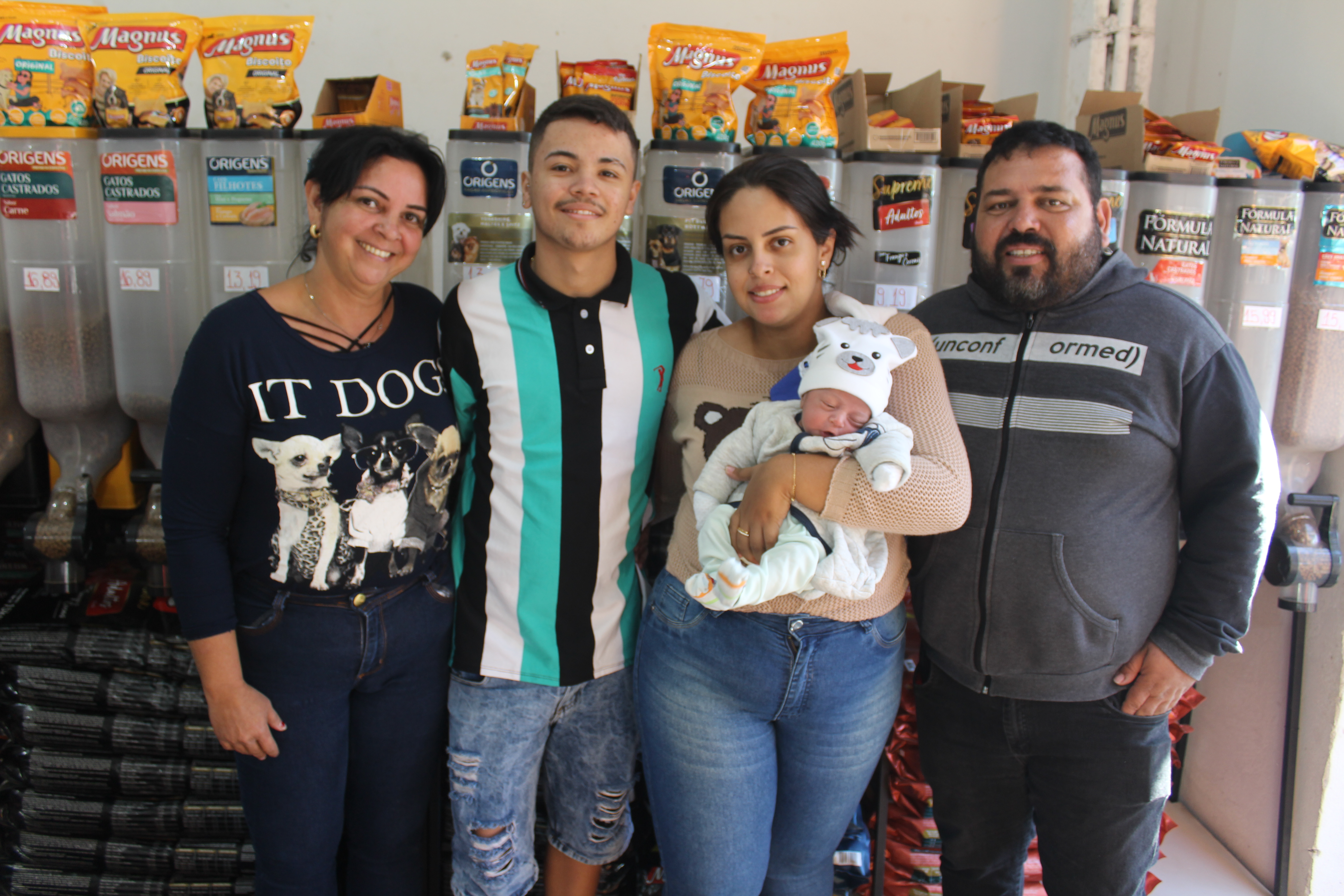 Família agradece Polícia Militar por salvar vida de bebê engasgado com leite materno