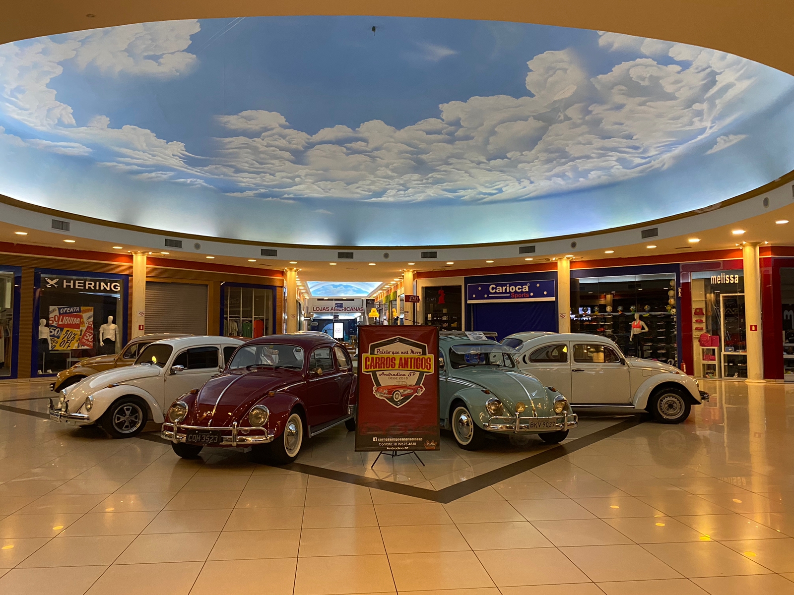 Dia Nacional do Fusca é marcado com exposição de belas máquinas no Oeste Plaza Shopping