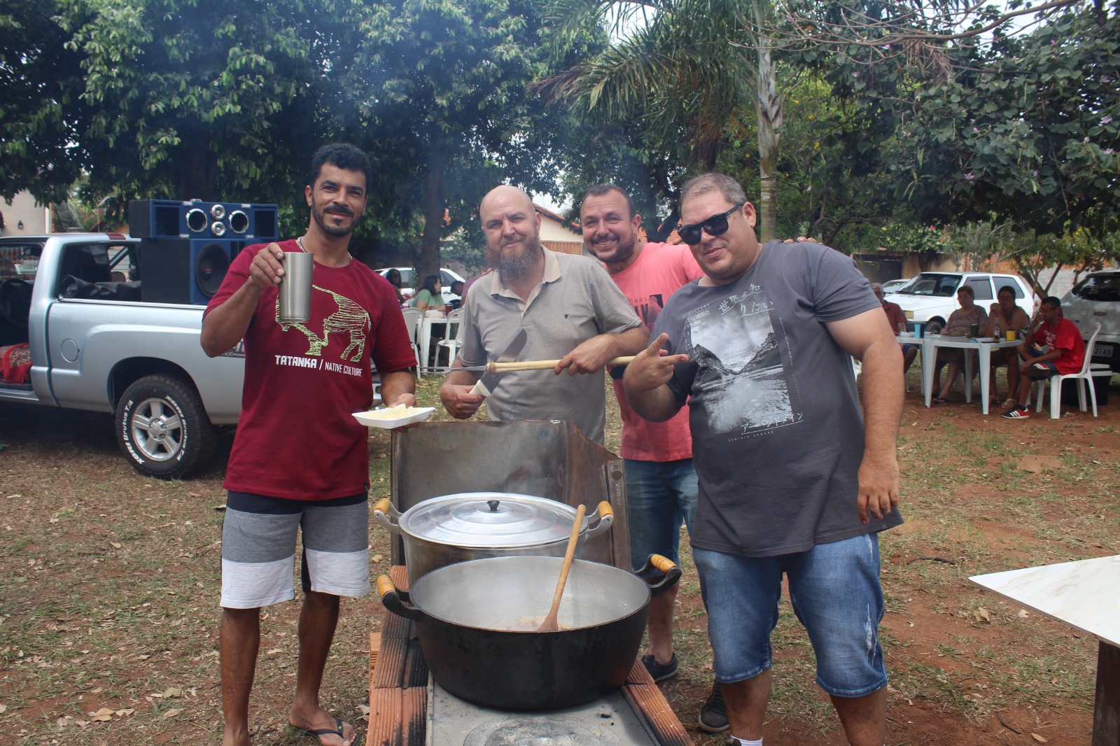 Morador do bairro São João comemora seu aniversário com muito amor, alegria, comida e música boa