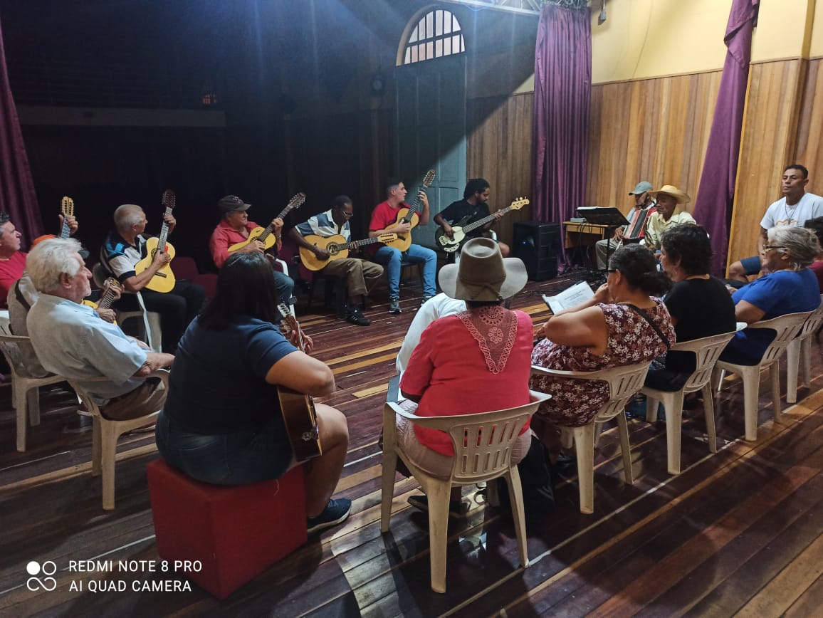 Orquestra de Viola Caipira Nego Viana se apresenta na EXPOAN logo após chegada da Cavalgada