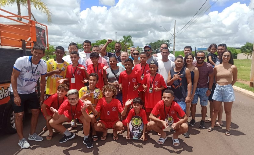 Futsal sub 13 de Andradina desfila em carro aberto após conquista inédita