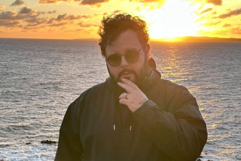 A arquitetura do vazio: Rafael Allmark lança “Não me sinto em casa” e investiga o não-pertencimento na vida moderna