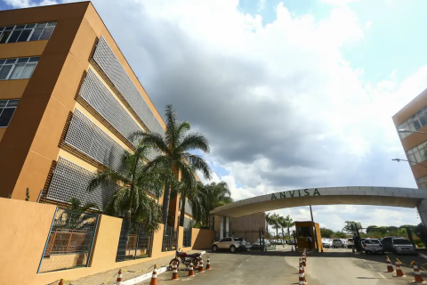 Anvisa alerta para riscos de uso indevido de preenchedores dérmicos