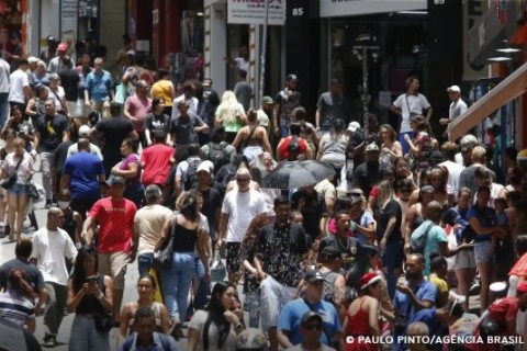 População brasileira chega a 213,4 milhões em julho de 2025