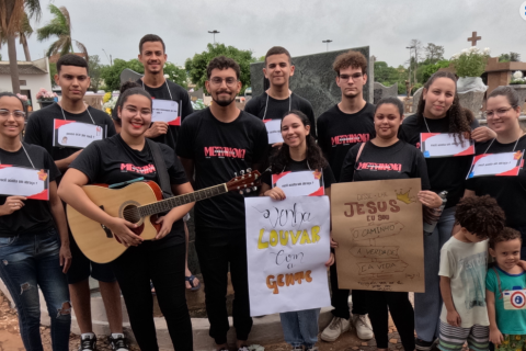 Evangélicos manifestaram sua fé neste dia 2 de novembro no cemitério de Andradina