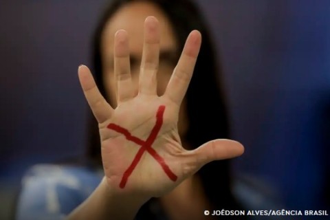 Ligue 180 pode ser obrigatório em notícias de violência contra mulher