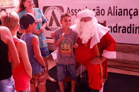 Aliança Artística de Andradina realiza entrega de brinquedos no bairro Planalto