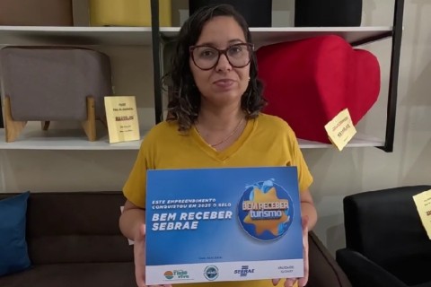 Natalia Bernardoni proprietária da Quim Estofados recebe certificado do Programa Selo Bem Receber 2025