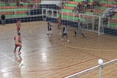 Juventude estreia com vitória apertada no Futsal de Férias