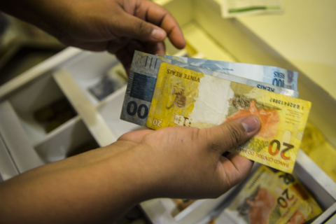 Salário mínimo deverá subir para R$ 1.741 em 2027