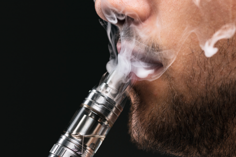 Consumo de cigarros eletrônicos cresce entre jovens; veja impactos à saúde e formas de tratamento