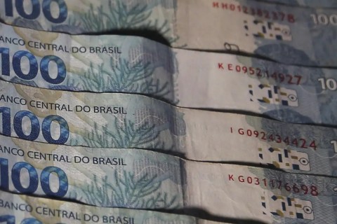 Juros do cartão de crédito rotativo avançam e chegam a 451,5% ao ano