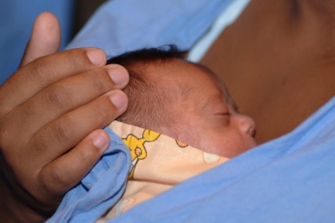 Laser alivia dores da amamentação e evita desmame precoce de bebês, aponta estudo da USP