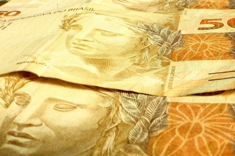 Inflação preocupa, mas real ganha força frente ao dólar