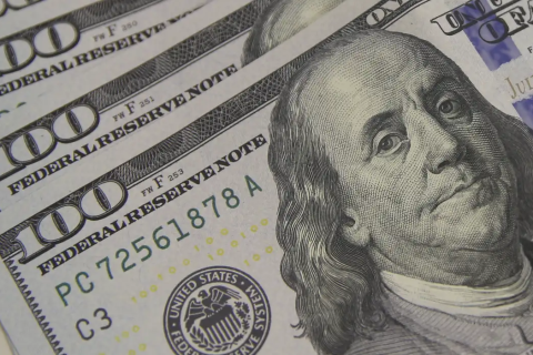 Dólar encosta em R$ 5,10 com tarifaço e tensão global