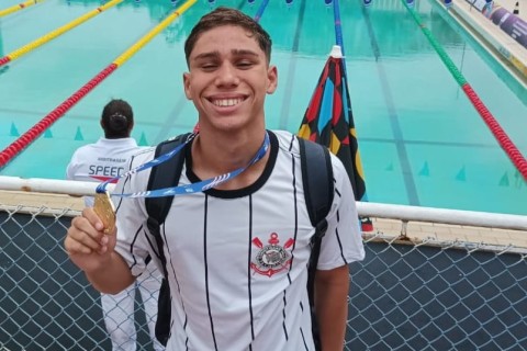 Nadador andradinense Davi Kenzo conquista ouro no Paulista de Verão em Santos