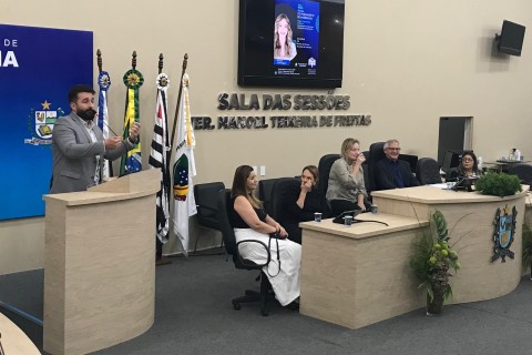 Câmara de Andradina inaugura Escola do Parlamento com auditório cheio e palestra