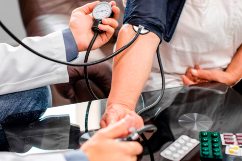 Cardiologistas do Iamspe reforçam a importância de aferir a pressão regularmente