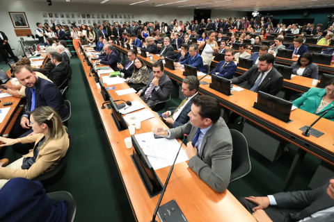 CCJ da Câmara retoma análise do fim da escala 6x1 nesta quarta